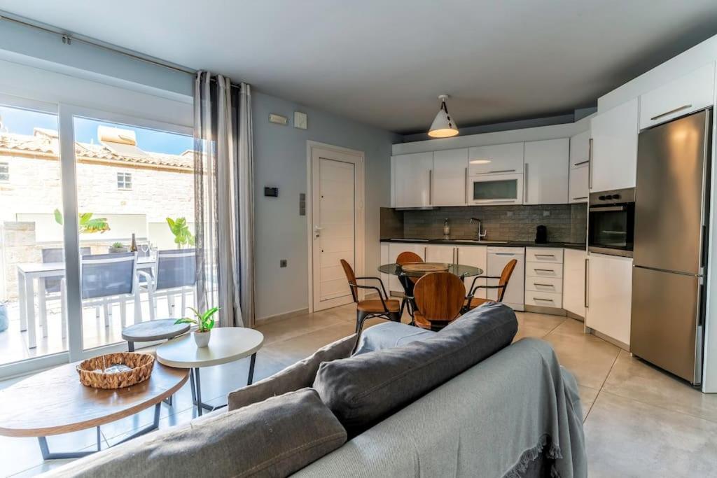 Zefyros Suite , Seafront Retreat ! Pánormos 외부 사진
